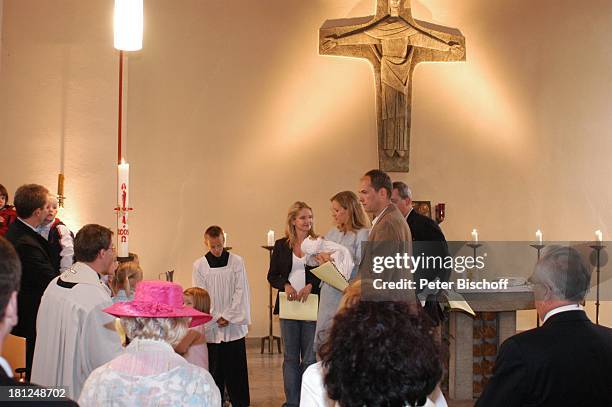 Stefan Lampe mit Messdiener, Julia Biedermann, Tina Biedermann mit Julius Steffens, Ehemann Matthias Steffens, Dirk Pähler, , Pfarrkirche "Christ...