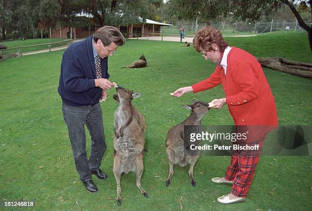 Caterina Valente, Manager Rainer Ritter, "Healesville Sanctuary" -Tierpark, Melbourne, Australien, , Känguru, Kängurus, Tier, Tiere, Brot, füttern,...