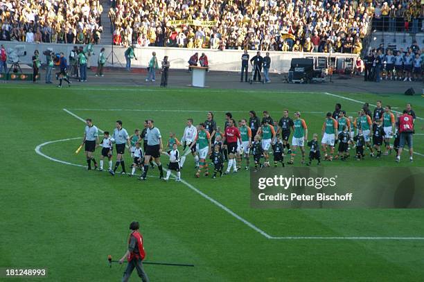 Fußballmannschaft "SV Werder Bremen", DFB-Pokalendspiel 2004 "SV Werder Bremen - Alemannia Aachen", Berlin, , "Olympia-Stadion", einlaufen, Fussball,...