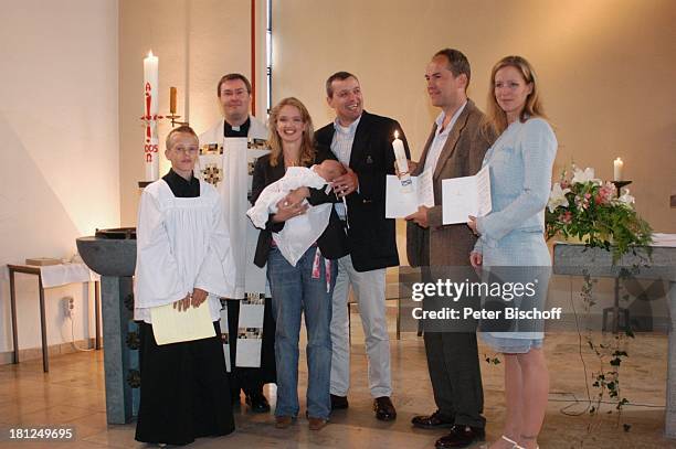 Stefan Lampe mit Messdiener, Julia Biedermann mit Sohn Julius und Ehemann Matthias Steffens, Dirk Pähler, Tina Biedermann, , Pfarrkirche "Christ...