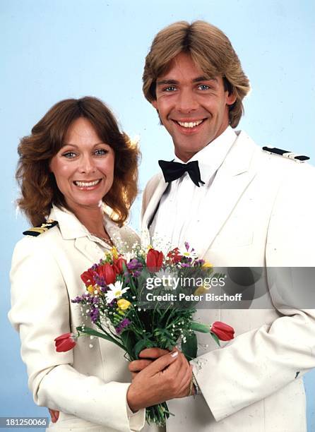 Sascha Hehn, Heide Keller, Schauspieler, Synchronsprecher, Schauspielerin, ZDF-Reihe "Traumschiff", Uniform, Fliege, Blumenstrauß, Blumen, Promis,...