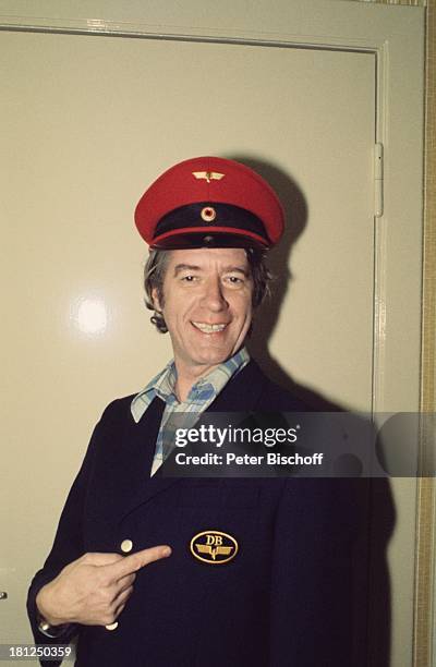 Rudi Carrell als Zugschaffner, Vorab-Fotos zur ARD-Show "Am laufenden Band", Folge: "Bahnhof", Bremen, Deutschland, , Schaffner-Mütze,...