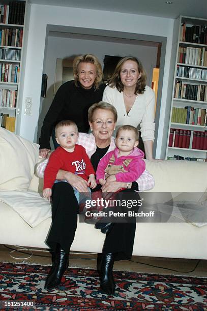 Wibke Bruhns mit Enkelkindern "Sammy" Sam Jasper und Ida Luise , Tochter Annika Bruhns-Petersson-Petersson ) und Tochter Meike Bruhns , Homestory,...