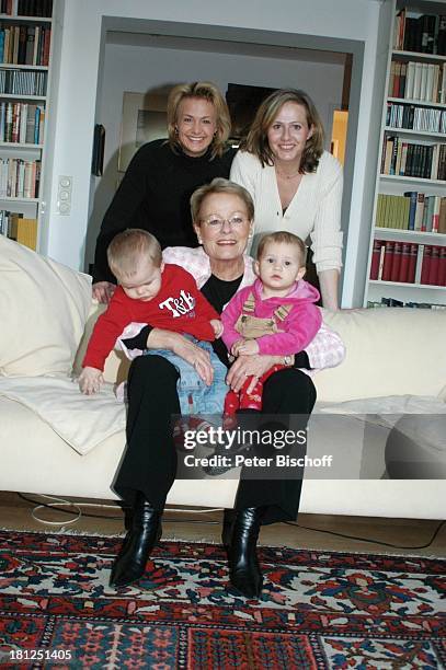 Wibke Bruhns mit Enkelkindern "Sammy" Sam Jasper und Ida Luise , Tochter Annika Bruhns-Petersson ) und Tochter Meike Bruhns , Homestory, Berlin, ,