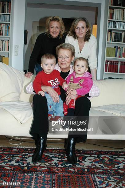 Wibke Bruhns mit Enkelkindern "Sammy" Sam Jasper und Ida Luise , Tochter Annika Bruhns-Petersson ) und Tochter Meike Bruhns , Homestory, Berlin, ,