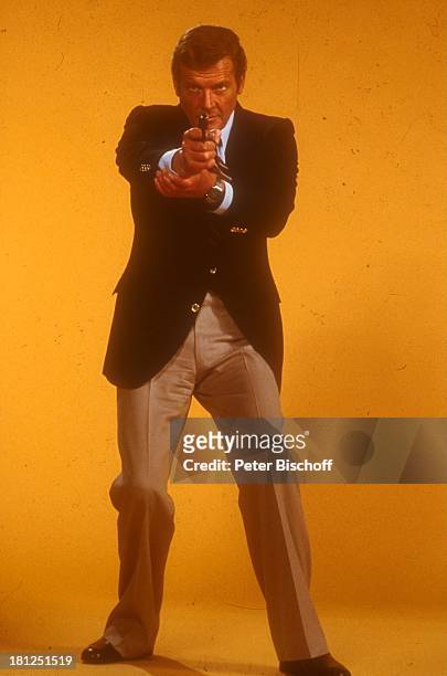 Roger Moore, bei den Dreharbeiten zum "James-Bond"-Film "Moonraker", Paris/Frankreich, , Kulisse, zielen, Pistole, Revolver, Promis, Prominente,...