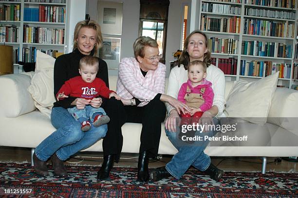 Wibke Bruhns , Tochter Annika Bruhns-Petersson ) mit Sohn "Sammy" Sam Jesper, Tochter Meike Bruhns mit Tochter Ida Luise, Homestory, Berlin, ,