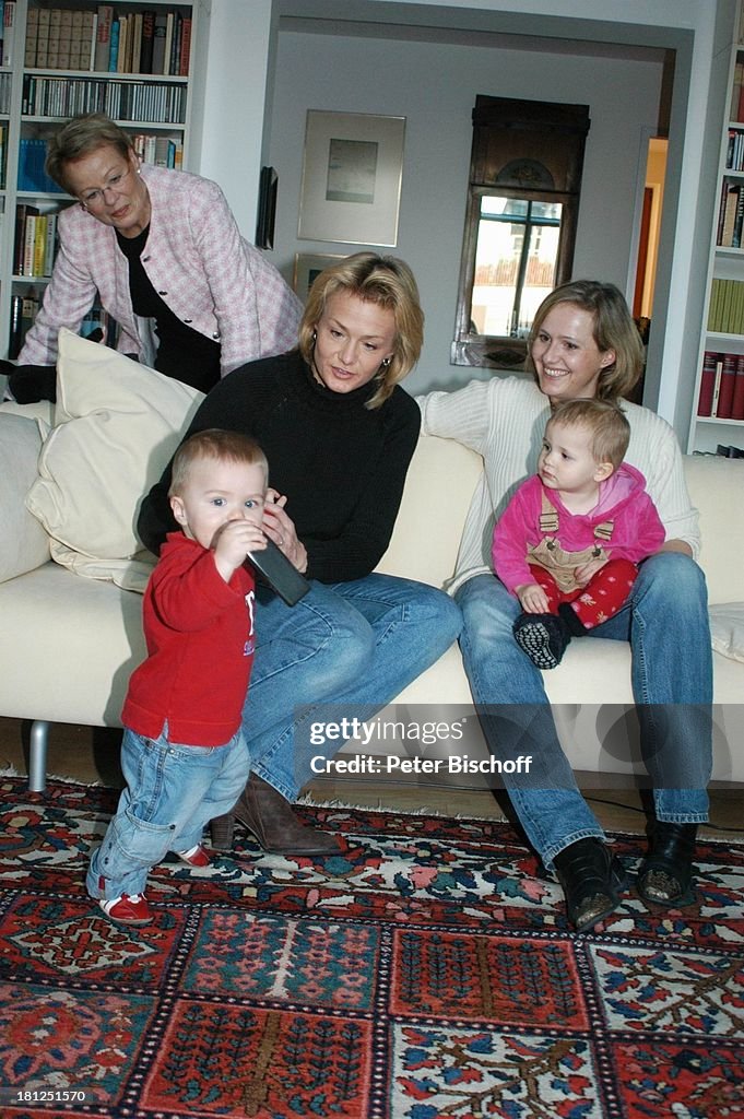 Wibke Bruhns ganz links (Autorin, Journalistin), Tochter Annika 