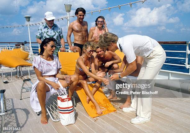 Monika Peitsch , Brigitte Kollecker, Sigmar Solbach , Steward , dahinter : Holger Hagen , Sascha Hehn, Elke Solbach, neben den Dreharbeiten zur...