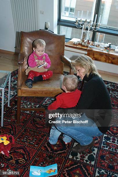 Annika Bruhns-Petersson , Enkelkinder von W i b k e B r u h n s "Sammy" Sam Jesper und Ida Luise, Homestory, Berlin, ,