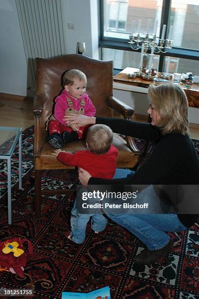 Annika Bruhns-Petersson , Enkelkinder von W i b k e B r u h n s "Sammy" Sam Jesper und Ida Luise, Homestory, Berlin, ,