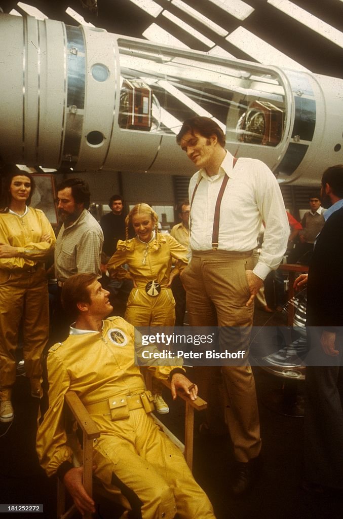 Roger Moore (unten), Richard Kiel, bei den Dreharbeiten zum 'Jam