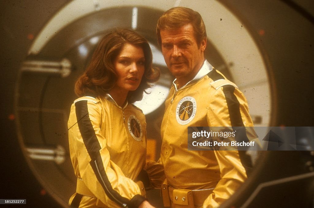 Roger Moore, Lois Chiles, bei den Dreharbeiten zum 'James-Bond'-