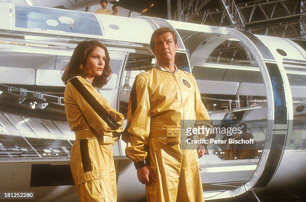 Roger Moore, Lois Chiles, bei den Dreharbeiten zum "James-Bond"-Film "Moonraker", Paris/Frankreich, , Uniform, Kulisse, Kostüm, verkleiden, Promis,...