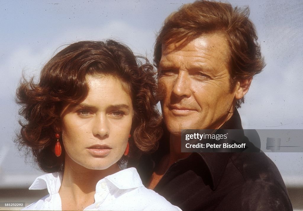 Roger Moore, Corinne Dufour, bei den Dreharbeiten zum 'James-Bon