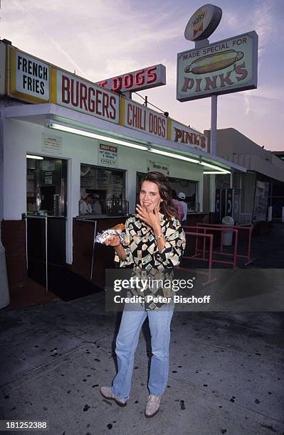 Desiree Nosbusch, Am Hot-Dog-Imbiß-Stand "Pinks", Los Angeles, USA, , Hot-Dog, Jeans, Hemd, Schauspielerin, Sängerin,