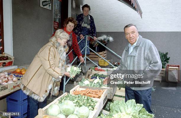 Heinz Schenk, Ehefrau Gertie Schenk, Verkäuferinnen , Urlaub, Naurod/Hessen, , Heimatdorf, "Tante-Emma"-Laden, Geschäft, Markt, Einkauf, Gemüse,...