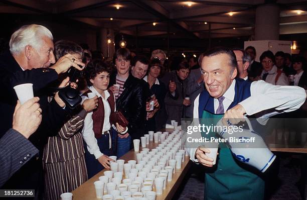 Heinz Schenk, Gäste, ARD-Show: "Blauer Bock", 100. Sendung, , Jubiläum, Jubiläumssendung, Theke, Tresen, Bar, Ausschank, Wein, Alkohol, Schauspieler,...