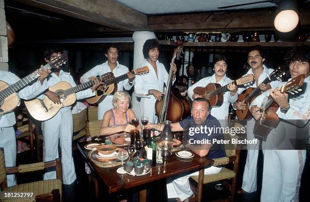 Loria Vane Gitarre Frau Photos and Premium High Res Pictures - Getty Images
