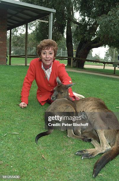 Caterina Valente, "Healesville Sanctuary" -Tierpark, Melbourne, Australien, , Känguru, Kängurus, Tier, Tiere, Brot, füttern, Brille, Schauspielerin,...