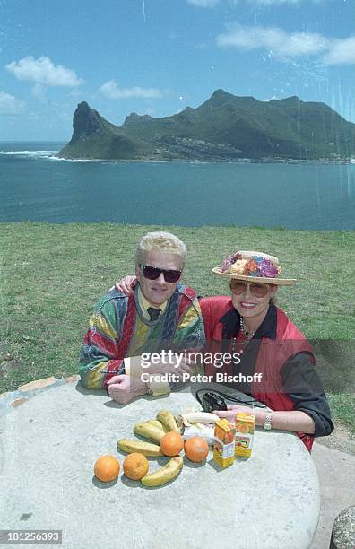 Heino, Ehefrau Hannelore Kramm, "Chapmans Peak", Südafrika, Prod.-Nr.: 864/1996, , Obst, Banane, Orange, Orangensaft, Getränk, Küste, Wasser, Meer,...