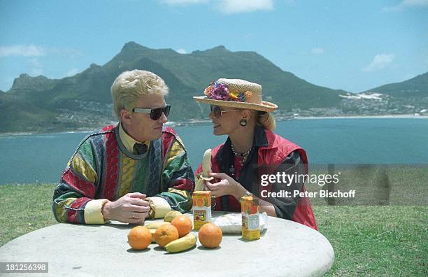 Heino, Ehefrau Hannelore Kramm, "Chapmans Peak", Südafrika, Prod.-Nr.: 864/1996, , Obst, Banane, Orange, Orangensaft, Getränk, Küste, Wasser, Meer,...