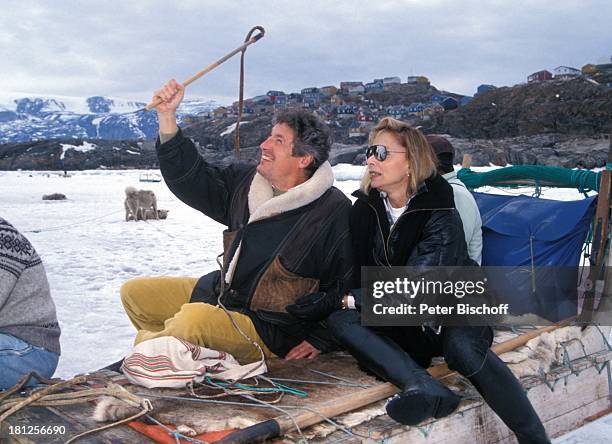 Volker Brandt, Monika Peitsch, Einheimische, neben den Dreharbeiten zur PRO 7 - Serie "Glueckliche Reise ", Folge 21, "Groenland", Insel Uummannaq,...