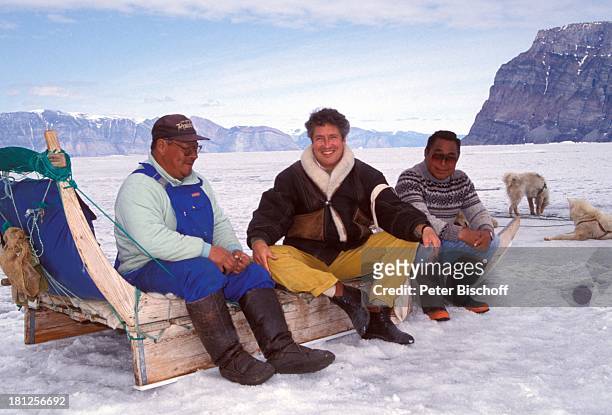 Volker Brandt, Einheimische, neben den Dreharbeiten zur PRO 7 - Serie "Glueckliche Reise ", Folge 21, "Groenland", Insel Uummannaq, Arktis, Europa, ,...