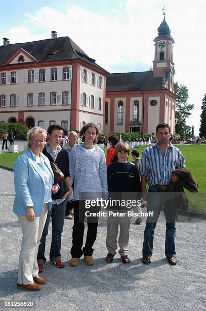 Andreas Winterhalder , Mutter Susanne , Vater Rolf , Bruder Heiko , Bruder Jörg , beim Besuch der Dreharbeiten zum ZDF-Special "Die Schwarzwaldklinik...