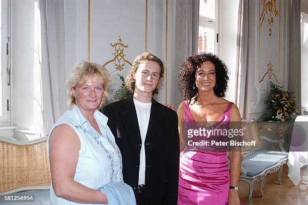 Andreas Winterhalder , Mutter Susanne Winterhalder , Barbara Wussow , neben den Dreharbeiten zum ZDF-Special "Die Schwarzwaldklinik - Die nächste...