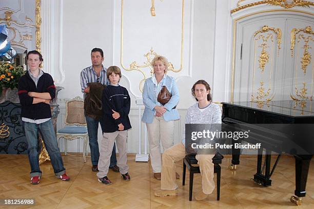 Andreas Winterhalder , Mutter Susanne , Vater Rolf , Bruder Heiko , Bruder Jörg , beim Besuch der Dreharbeiten zum ZDF-Special "Die Schwarzwaldklinik...