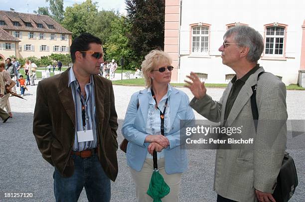 Susanne Winterhalder und Rolf Winterhalder , Autor Bernd W. Schmidt , beim Besuch der Dreharbeiten zum ZDF-Special "Die Schwarzwaldklinik - Die...