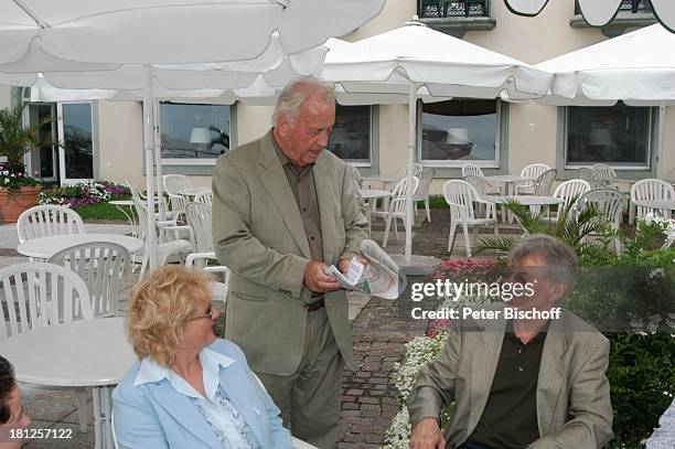 Producer Wolfgang Rademann , Susanne Winterhalder , Autor Bernd W. Schmidt , Inselhotel Steigenberger, Konstanz, Bodensee, , Sonnenschirme,...