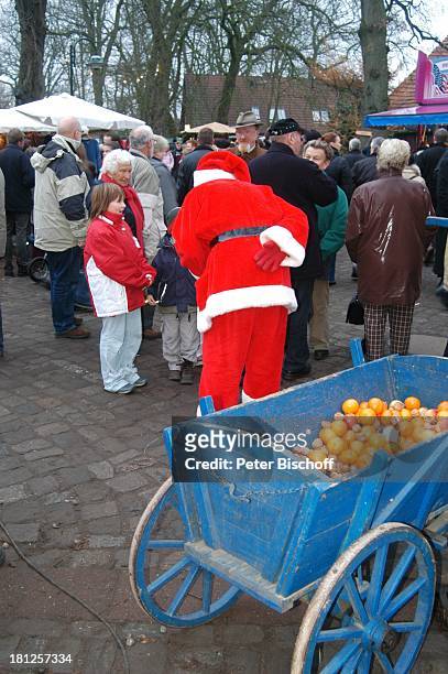 Weihnachtsmarkt in Fischerhude bei Bremen, Deutschland, Europa, Reise, , Weihnachtsmann, Kind, Besucher, Bollerwagen, Weihnachten, Weihnachtszeit,...