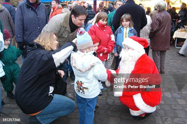 Weihnachtsmarkt in Fischerhude bei Bremen, Deutschland, Europa, Reise, , Weihnachtsmann, Kind, Familie, Besucher, Bollerwagen, Weihnachten,...
