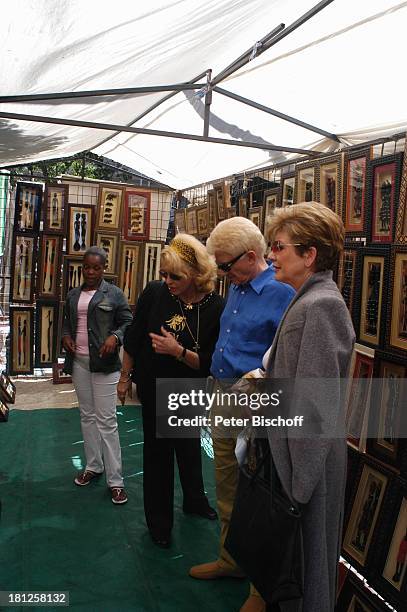Hannelore Kramm, Ehemann Heino, Moderatorin Carolin Reiber , Souvenirmarkt, Kapstadt, Südafrika, Afrika, ,