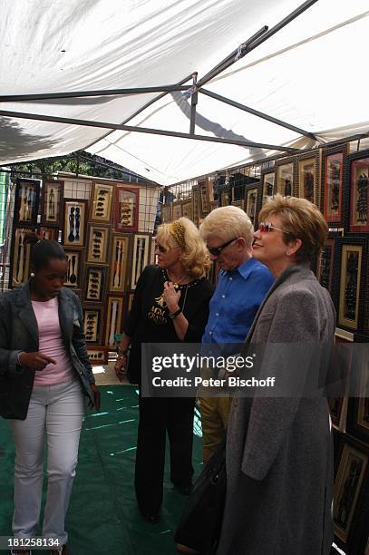 Hannelore Kramm, Ehemann Heino, Moderatorin Carolin Reiber , Souvenirmarkt, Kapstadt, Südafrika, Afrika, ,