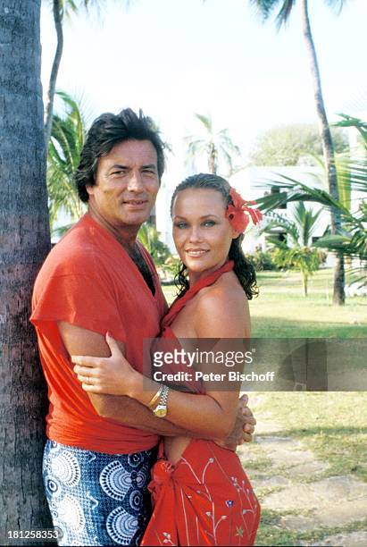 Pierre Brice, Ehefrau Hella Brice, , neben den Dreharbeiten zur ZDF-Reihe "Traumschiff", Hotel "Severin Sea Lodge", Folge 8: "Kenia",...