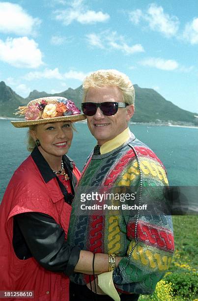 Heino, Ehefrau Hannelore Kramm, Küstenstraße "Chapmans Peak", Südafrika, Prod.-Nr.: 864/1996, , Küste, Wasser, Meer, umarmen, posieren, Pose, Brille,...