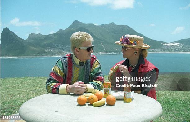 Heino, Ehefrau Hannelore Kramm, "Chapmans Peak", Südafrika, Prod.-Nr.: 864/1996, , Obst, Banane, Orange, Orangensaft, Getränk, Küste, Wasser, Meer,...