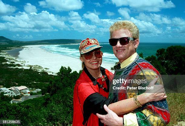 Heino, Ehefrau Hannelore Kramm, "Chapmans Bay", Südafrika, Prod.-Nr.: 864/1996, , Küste, Wasser, Meer, Strand, Mütze, Brille, Sonnenbrille, Uhr,...