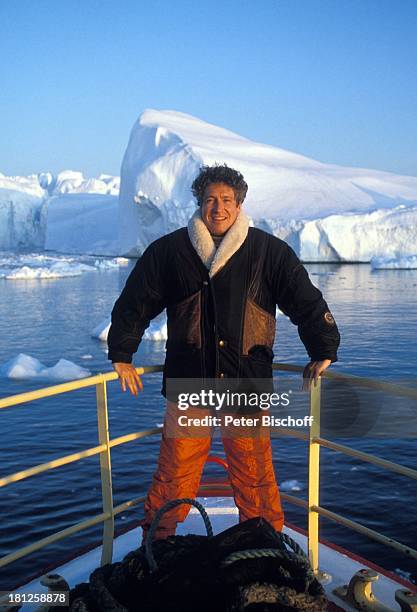 Volker Brandt, neben den Dreharbeiten zur PRO 7 - Serie "Glueckliche Reise ", Folge 21, "Groenland", Episode 2 "Streit um die Robbenjagd", , Arktis,...