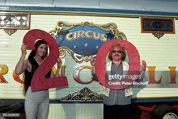 Bernhard Paul mit Ehefrau Eliana Paul , 20-jähriges Bestehen des "Circus Roncalli", , Wohnwagen, Brille, Jubiläum,