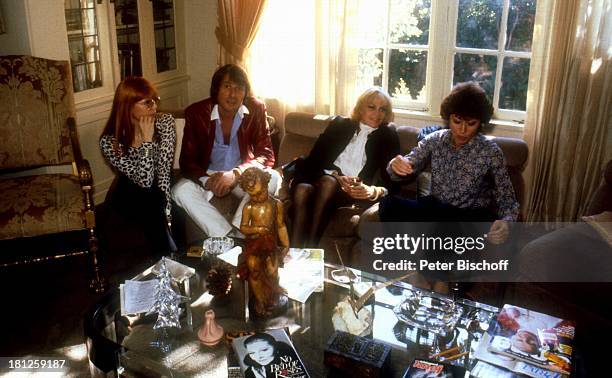 Katja Ebstein, Udo Jürgens, Hildegard Knef, Caterina Valente , Cocktail-Party, Los Angeles, Californien, USA, , Couch, Tisch, sitzend, Gespräch,...