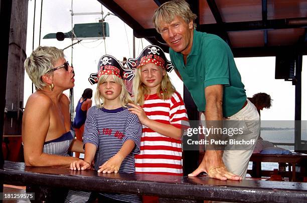 Horst Janson, Ehefrau Hella Janson,Tochter Sarah-Jane , Tochter Laura-Marie , ehemaliges Piratenschiff "Jolly Rodger", Barbados, Karibik, , Urlaub,...