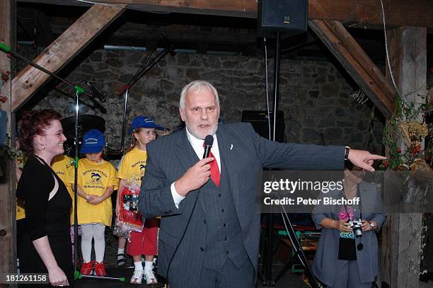 Gunther Emmerlich , Kindergärtnerin , Mitglieder vom "Spatzenchor", Kindergarten "Die Schatzinsel" , Geburtstagsfeier, Feier zum 60.Geburtstag von G...