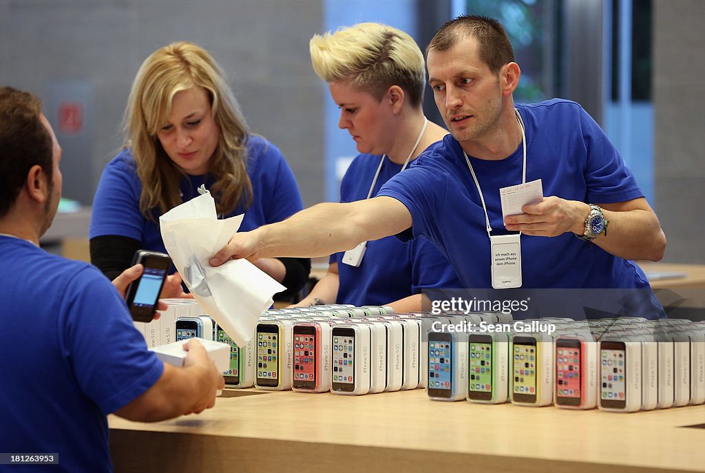 Apple Begins Selling iPhone 5 S/C In Berlin