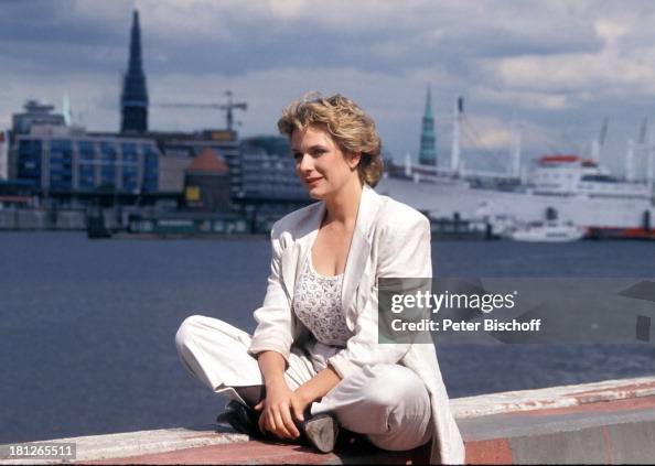 Janet Rauch Janette Rauch, Hamburg, , Hafen, Mauer, Fluss,