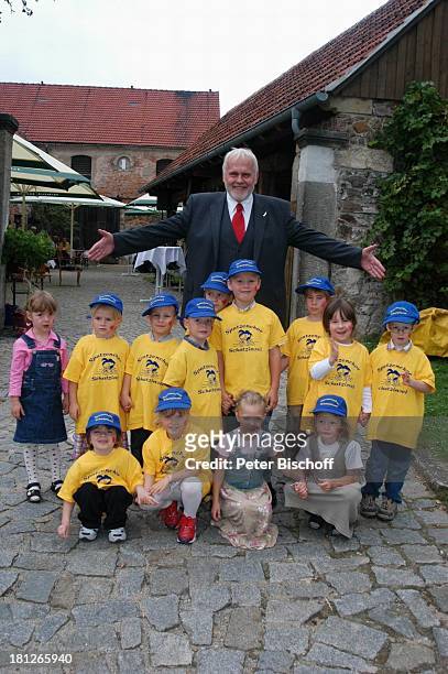 Gunther Emmerlich , "Spatzenchor" vom Kindergarten "Die Schatzinsel" , Geburtstagsfeier, Feier zum 60.Geburtstag von G u n t h e r E m m e r l i c h,...