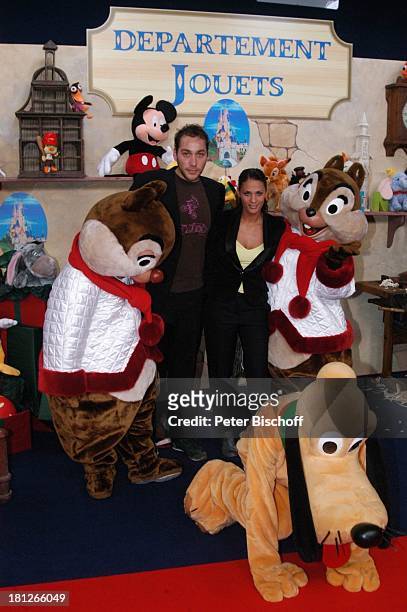 Maya Saban, Freund Andre Lieberberg, Disney-Mitarbeiter als Disney-Figur A-Hörnchen und B-Hörnchen sowie Pluto verkleidet, Gala "Disneyland Paris",...